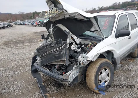 2002 Ford Escape Xls z USA, uszkodzony, nr VIN 1FMYU01162KC82694